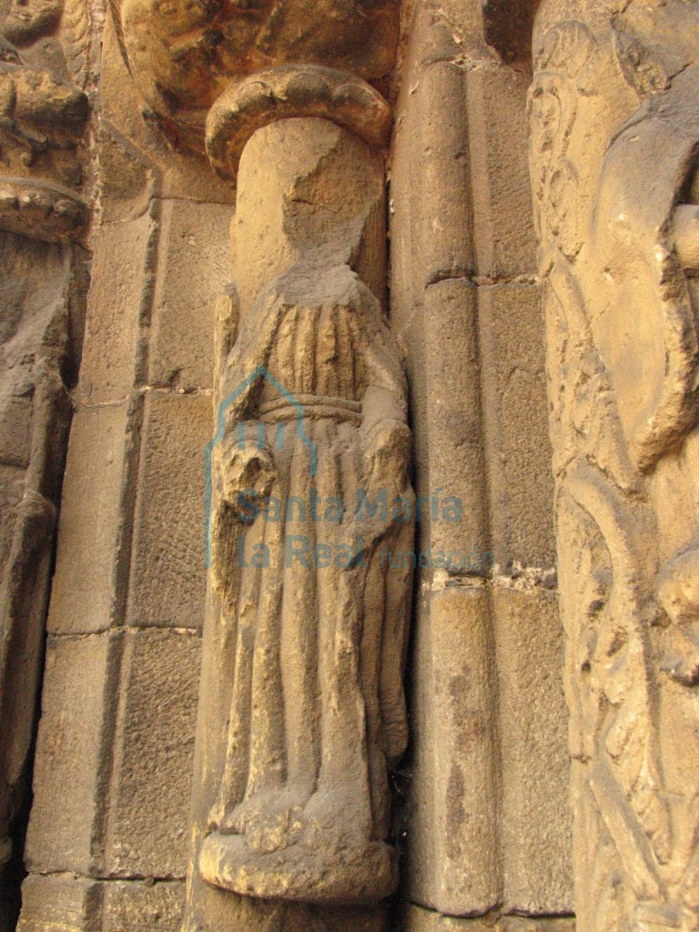 Estatua-columna del lado izquierdo de la portada occidental