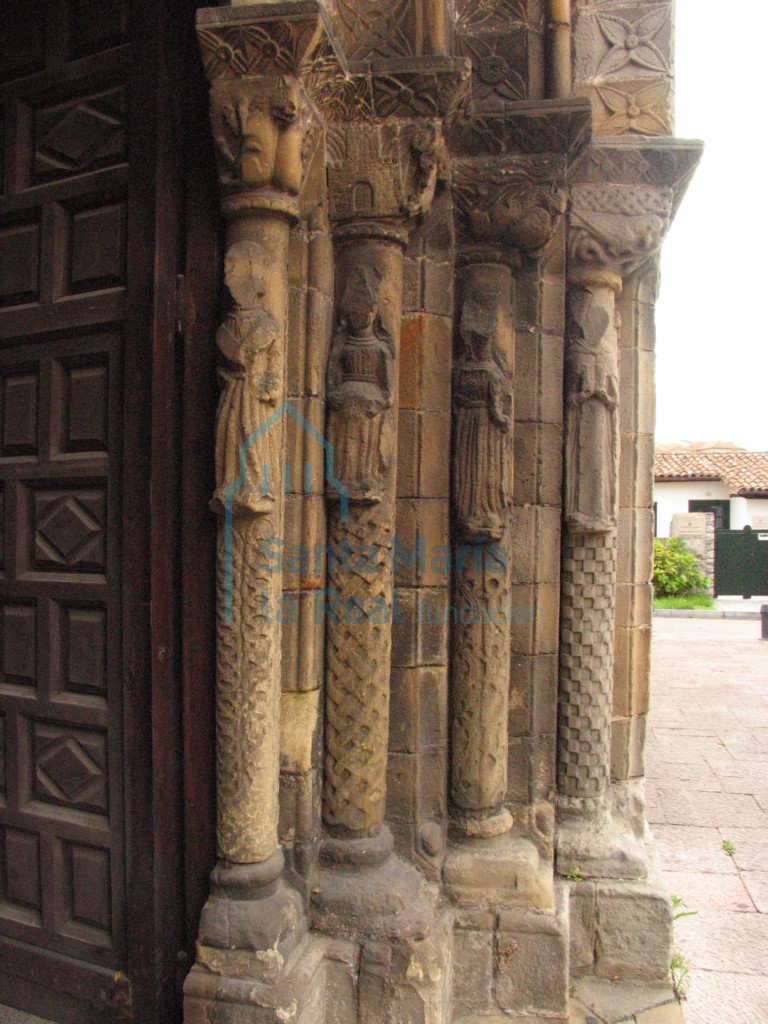Columnas del lado derecho de la portada occidental
