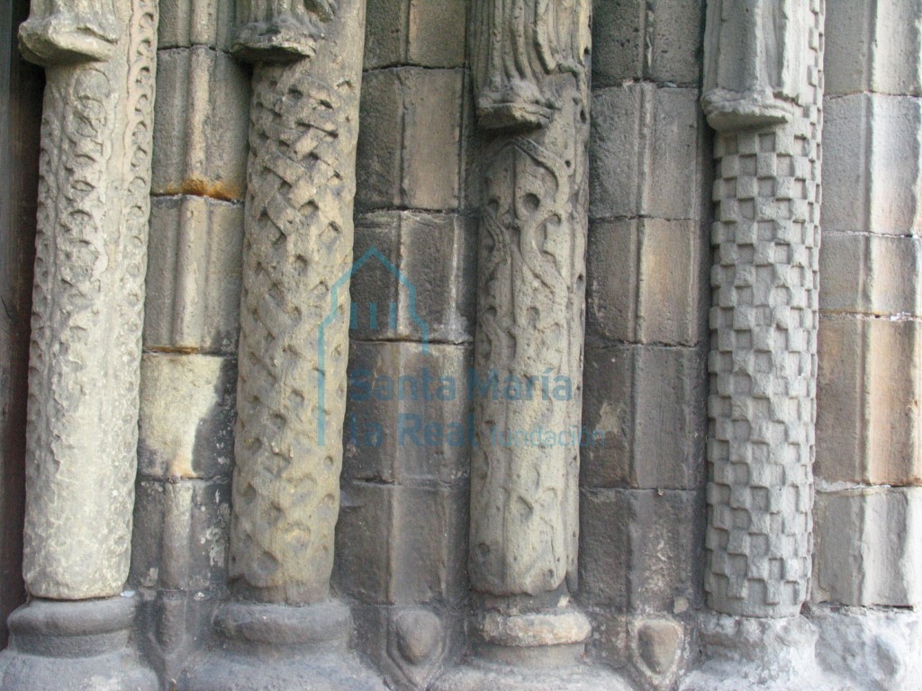 Detalle de las columnas del lado derecho de la portada occidental