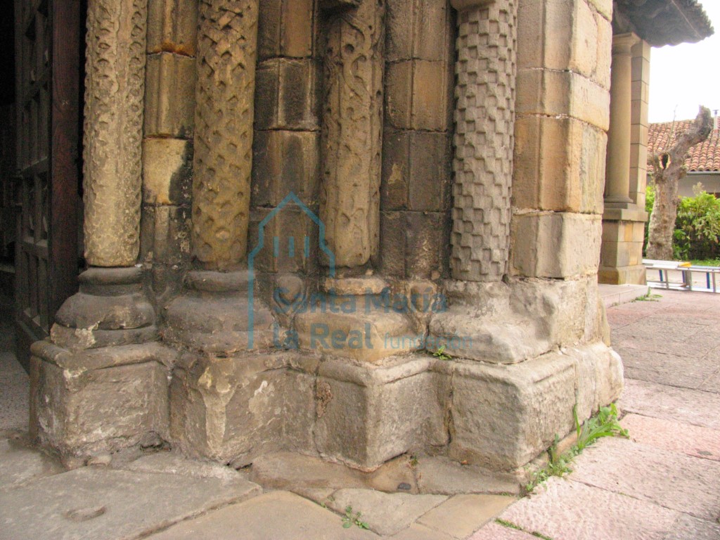 Detalle de las columnas del lado derecho de la portada occidental