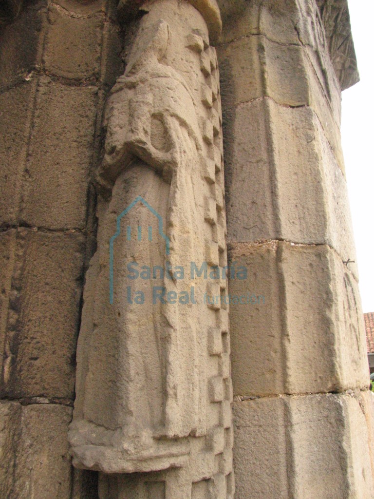 Estatua-columna del lado derecho de la portada occidental