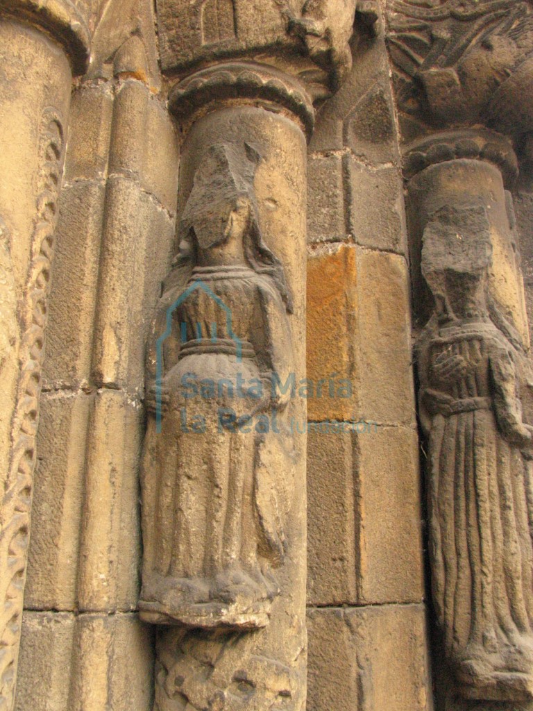 Estatuas-columna del lado derecho de la portada occidental