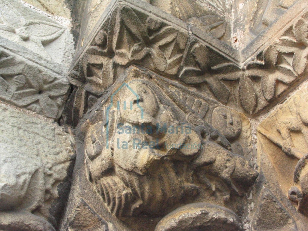 Capitel del lado izquierdo de la portada occidental. Caza del jabalí y músicos