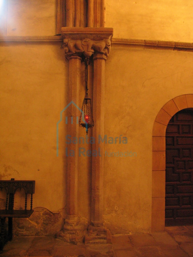 Columnas pareadas en el lado derecho del presbiterio