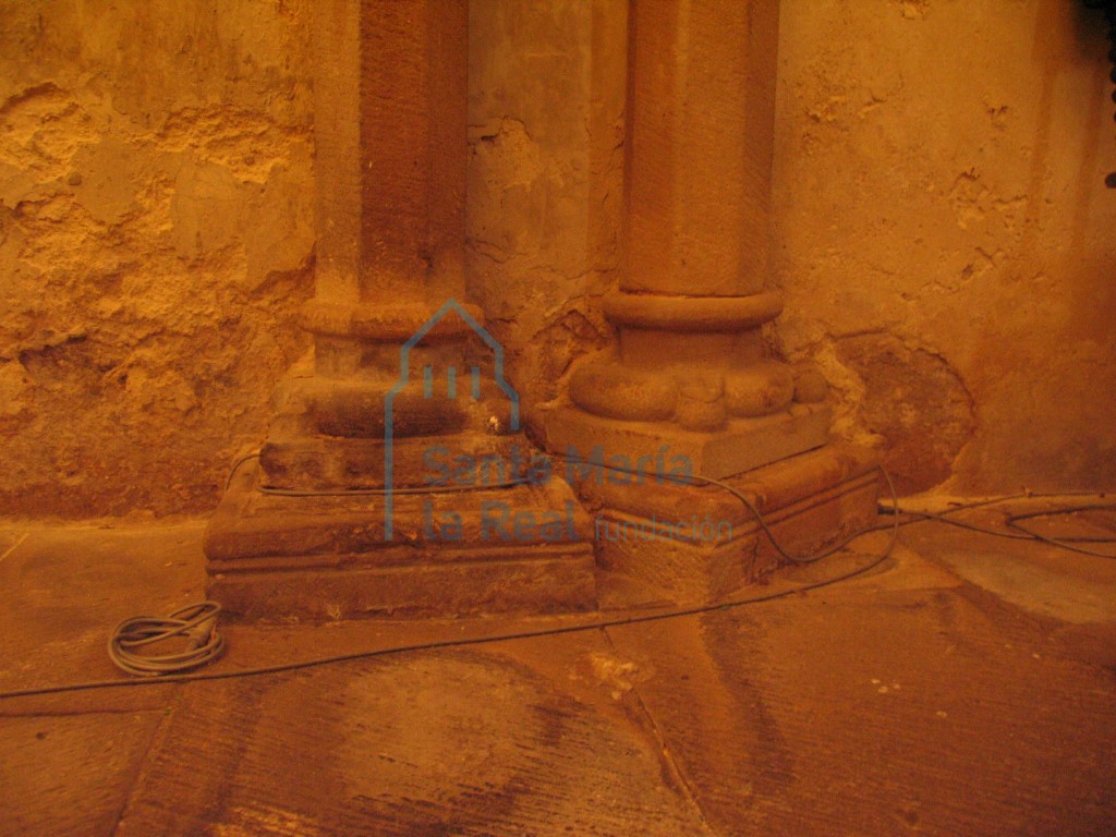 Basas de las columnas pareadas del interior del presbiterio