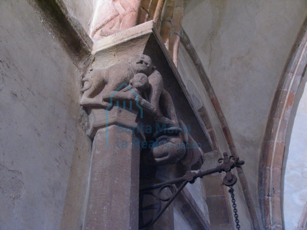 Capiteles de las columnas pareadas del presbiterio. Cabeza humana y dos parejas de monos con una única cabeza que sostienen entre sus garras otras figurillas humanas