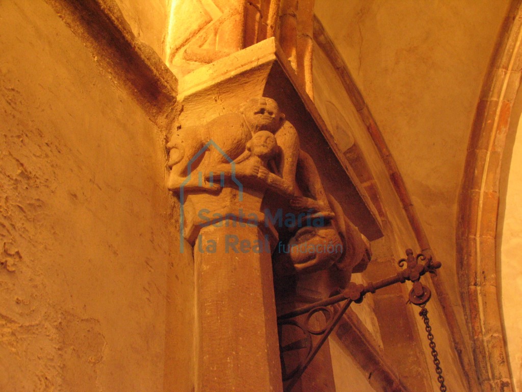 Capiteles de las columnas pareadas del presbiterio. Cabeza humana y dos parejas de monos con una única cabeza que sostienen entre sus garras otras figurillas humanas