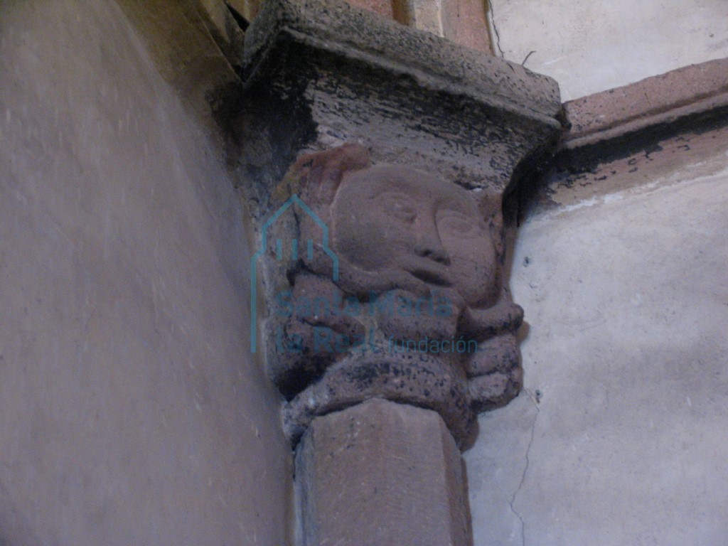 Capitel de la columna del ángulo izquierdo del presbiterio