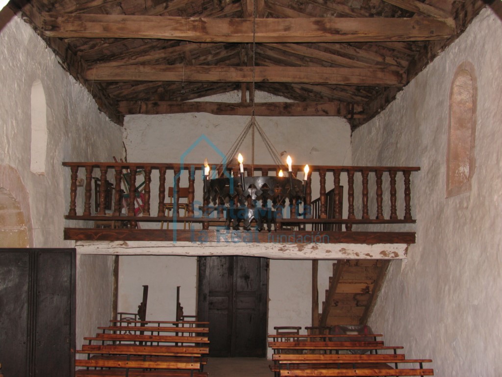 Vista del interior de la capilla desde la cabecera