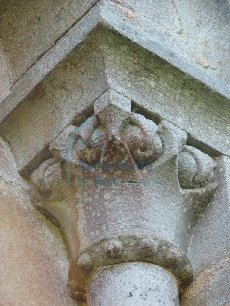 Capitel derecho de la ventana de la cabecera