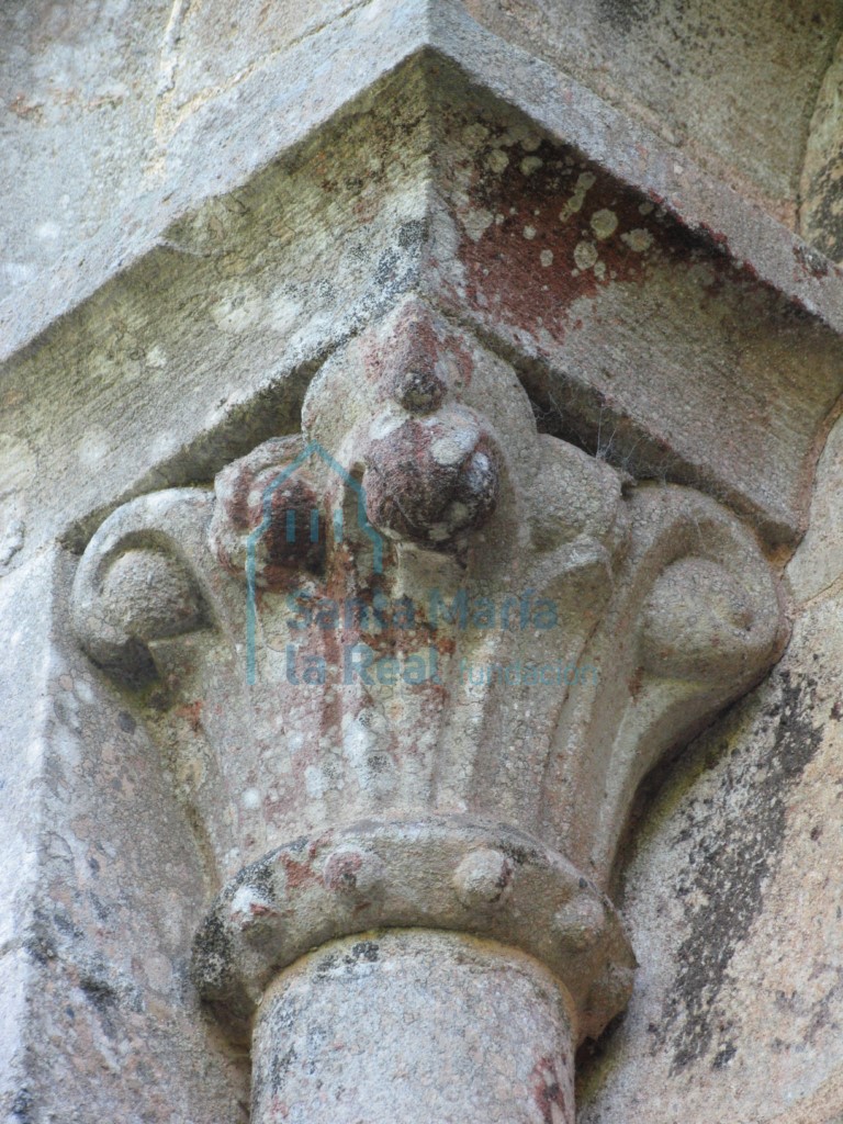 Capitel izquierdo de la ventana de la cabecera