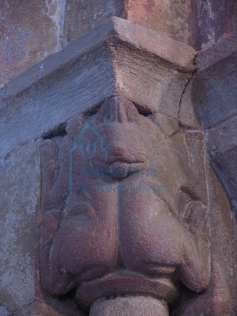 Capitel del arco triunfal, lado izquierdo. Dos felinos unidos en una sola cabeza