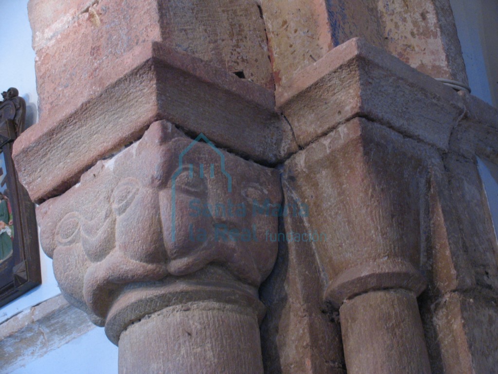 Capiteles del arco triunfal, lado derecho. Cabezas engoladas Capiteles del arco triunfal, lado derecho. Cabezas engoladas