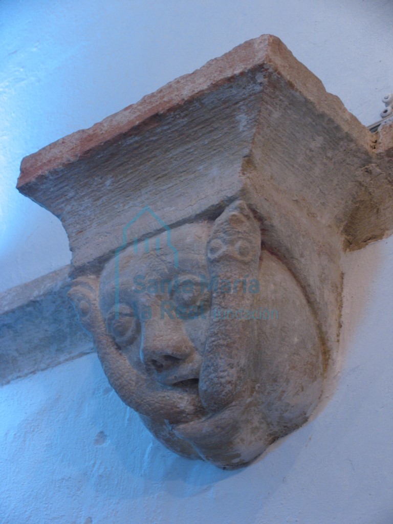 Ménsula de la cabecera. Máscara con serpientes en la boca