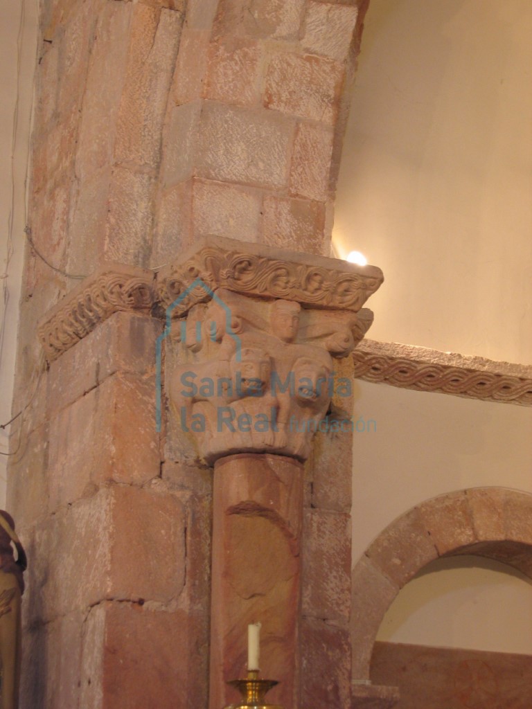 Capitel del arco triunfal, lado izquierdo. Daniel en el foso de los leones