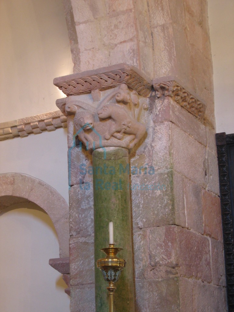 Capitel del arco triunfal, lado derecho. León y cordero pascual (Agnus-Dei) Capitel del arco triunfal, lado derecho. León y cordero pascual (Agnus-Dei)