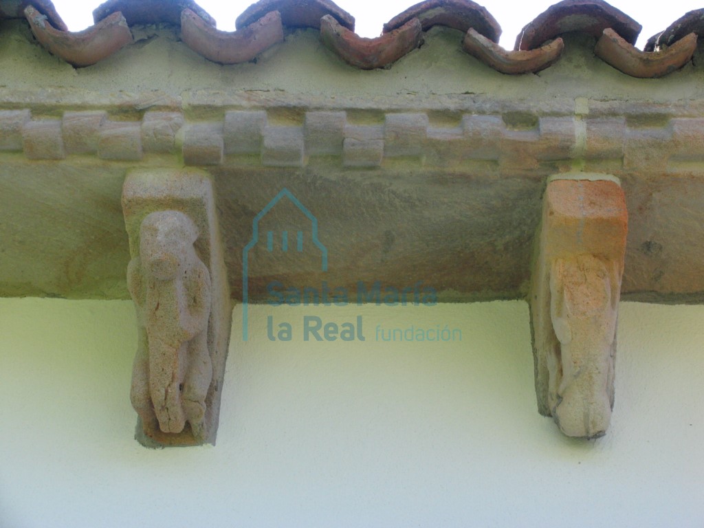 Detalle de los canecillos del alero norte de la cabecera