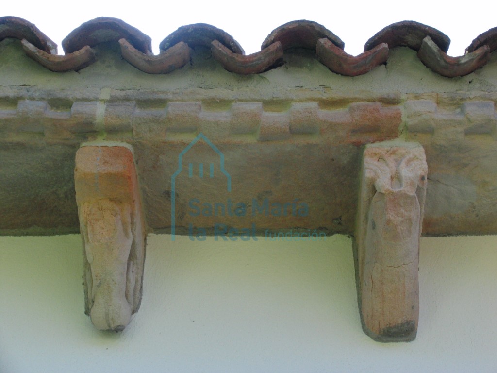 Detalle de los canecillos del alero norte de la cabecera