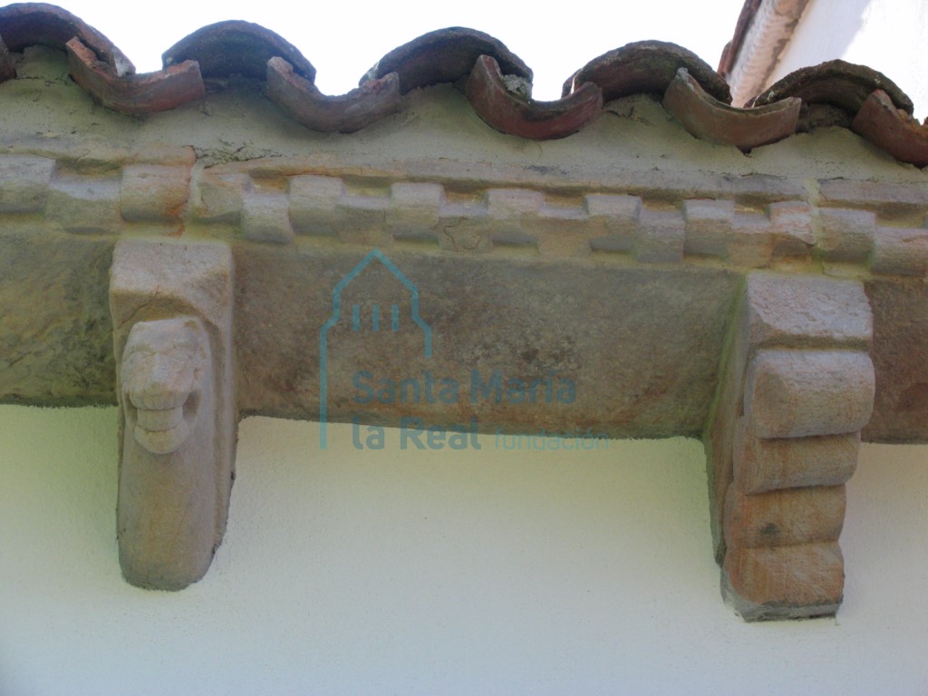 Detalle de los canecillos del alero norte de la cabecera