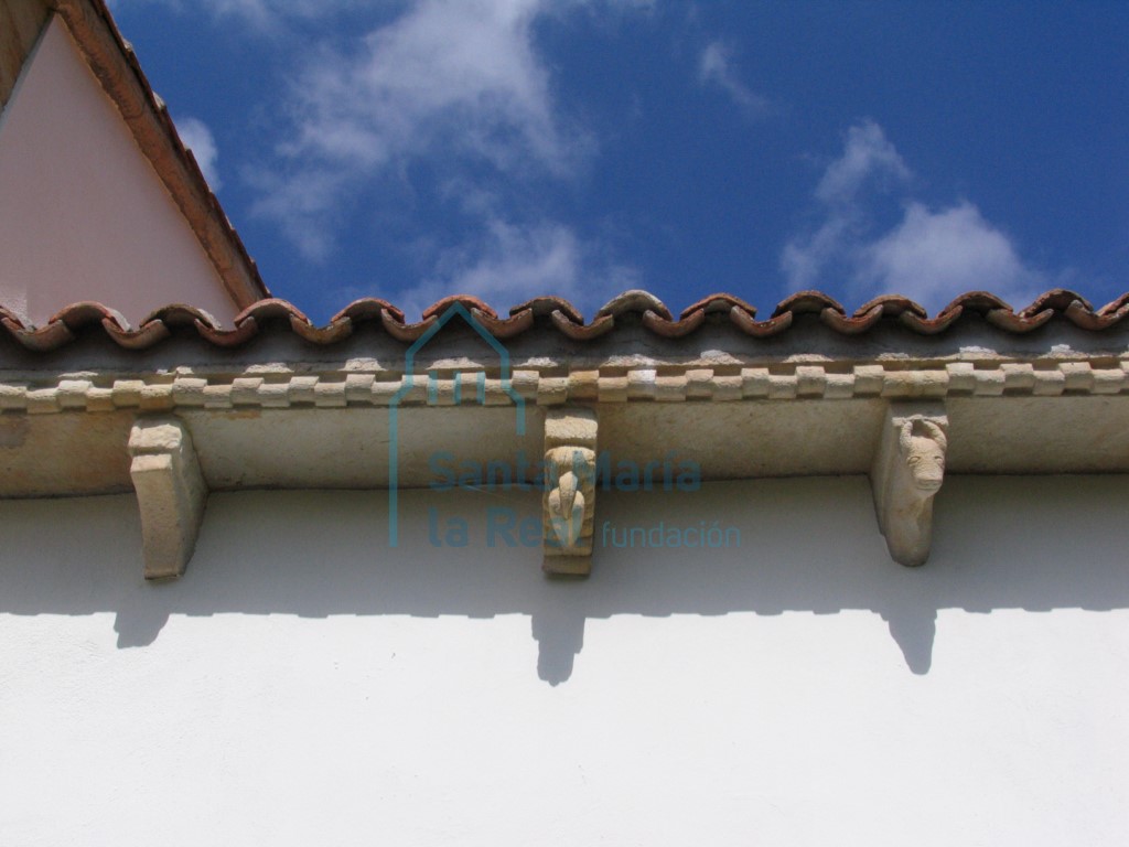 Detalle de los canecillos del alero sur de la cabecera