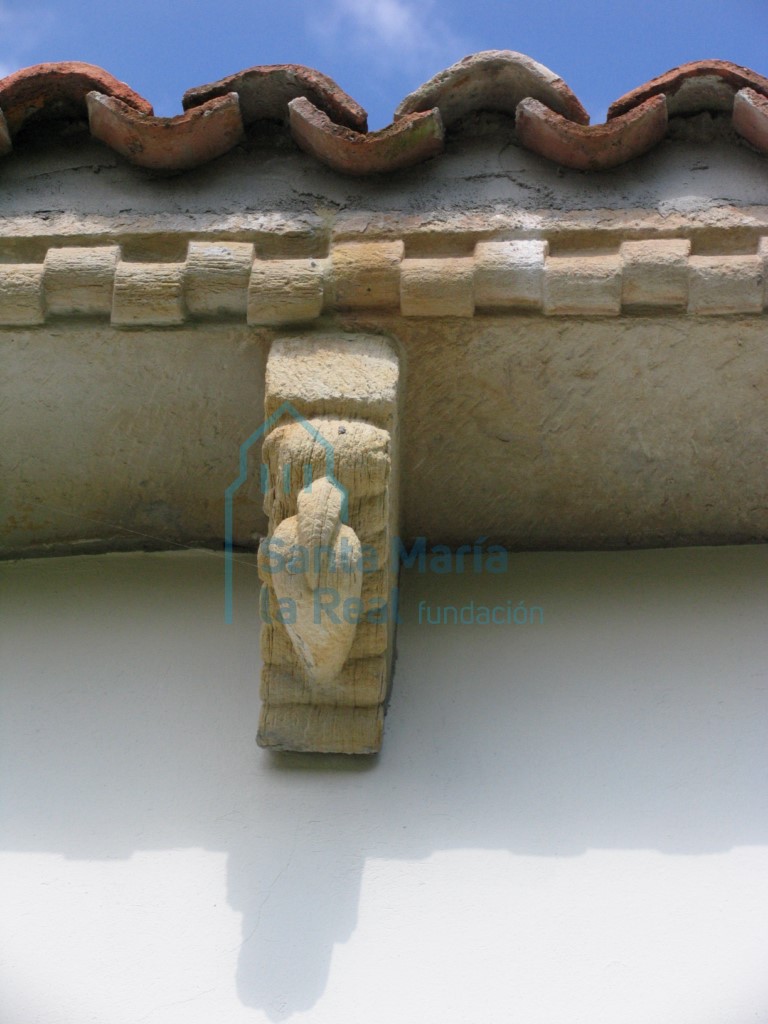 Canecillo del alero sur de la cabecera