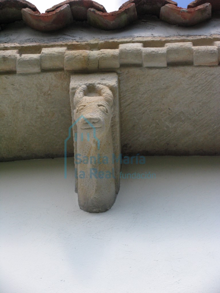 Canecillo del alero sur de la cabecera