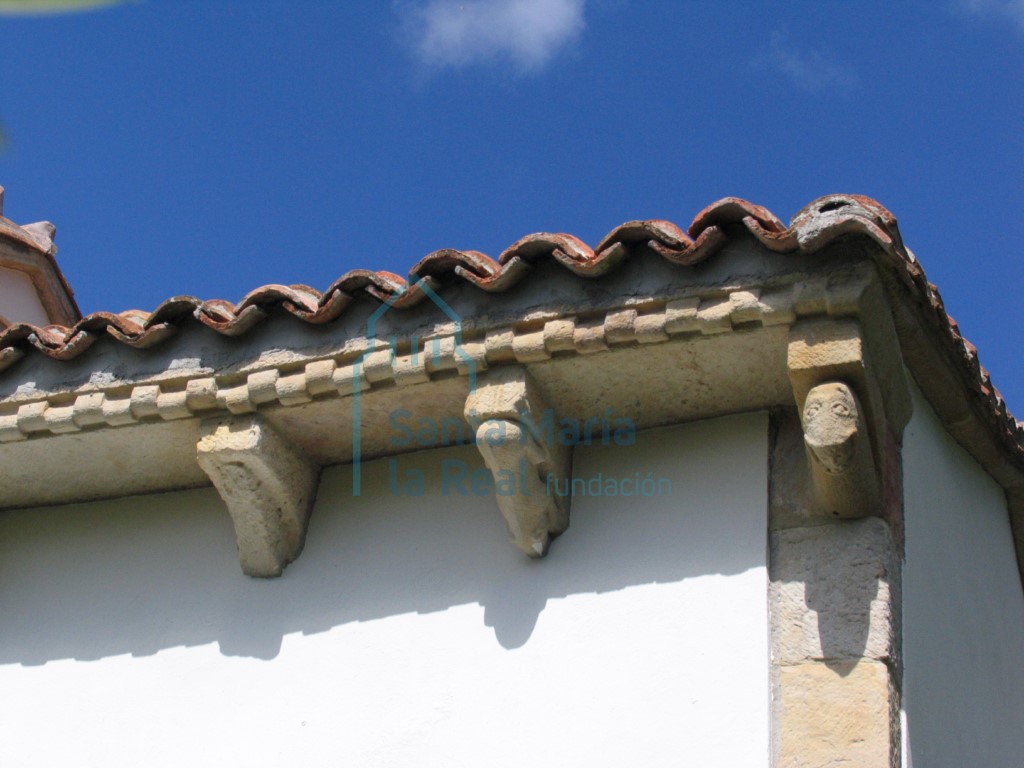 Detalle de los canecillos del alero sur de la cabecera