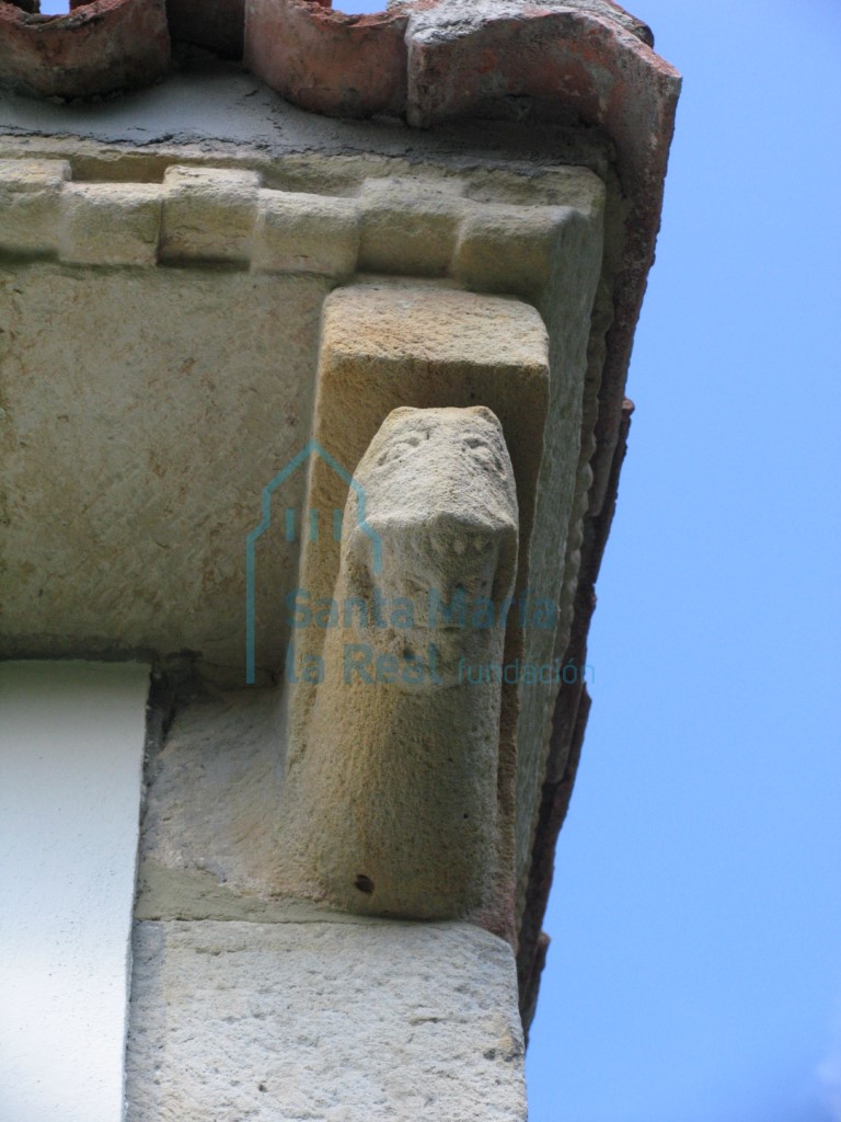 Detalle de un canecillo en el alero sur de la cabecera