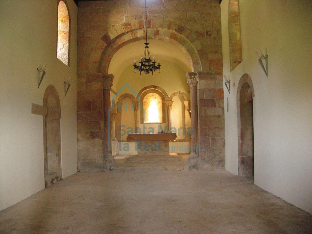 Vista del interior hacia la cabecera