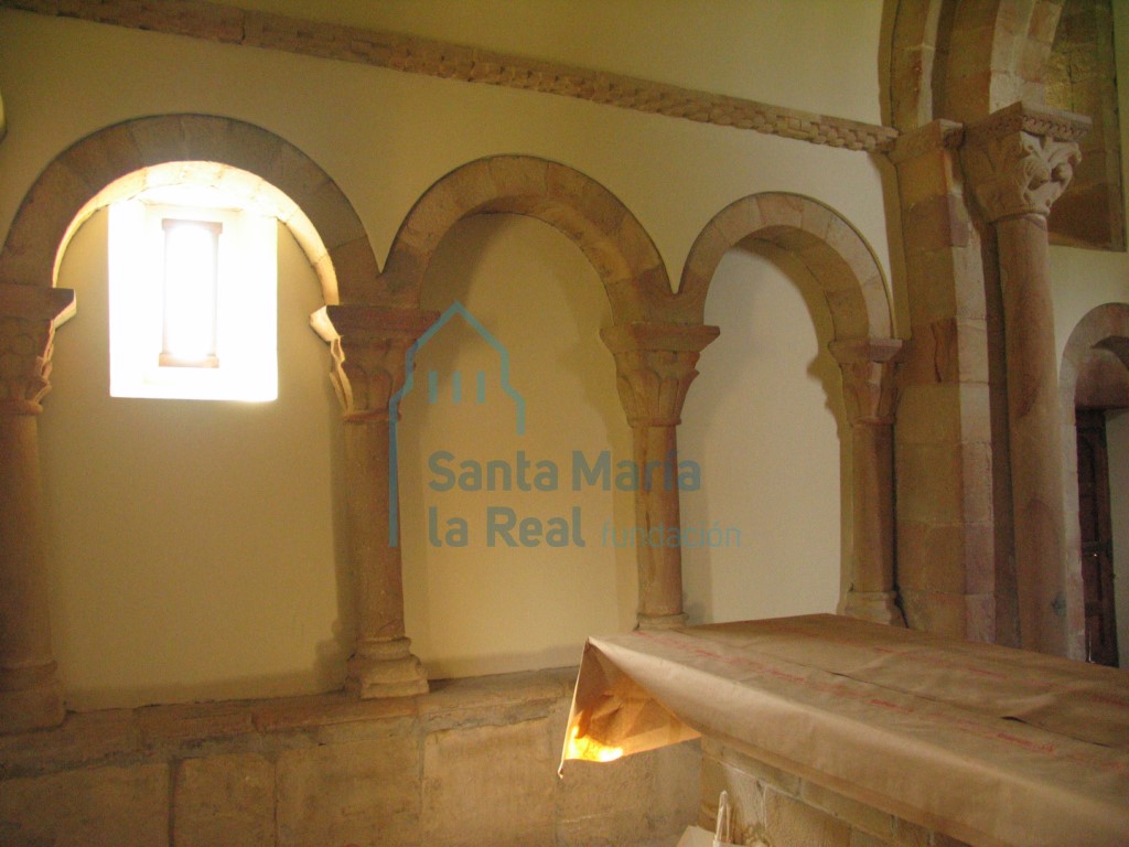 Arquería del muro sur de la cabecera