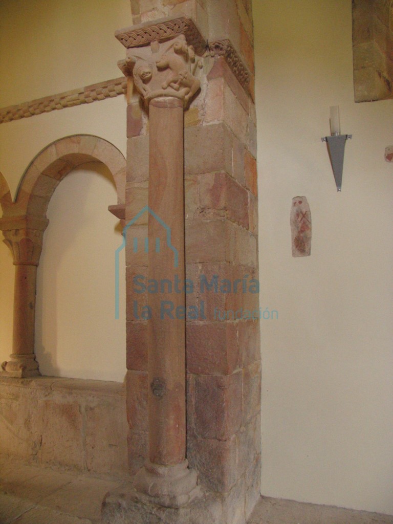 Columna del lado sur del arco triunfal