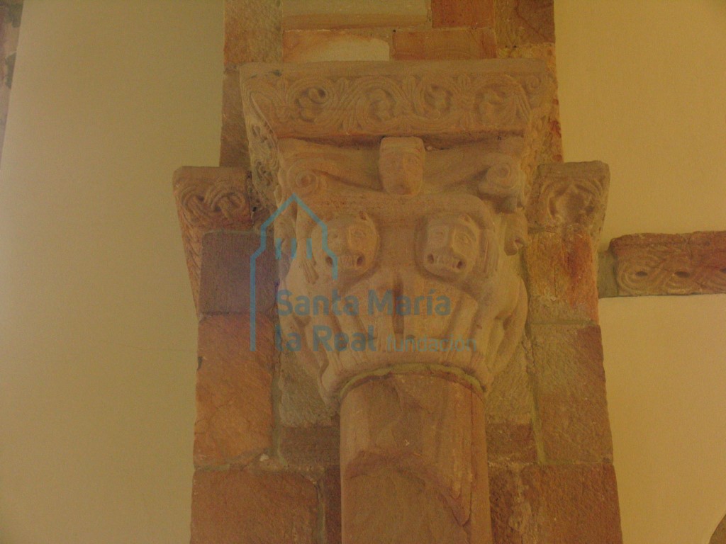 Capitel norte del arco triunfal. Hombre flanqueado de felinos