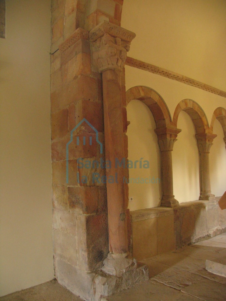 Detalle de la columna del arco del triunfo y la arqueria del lado izquierdo de la cabecera