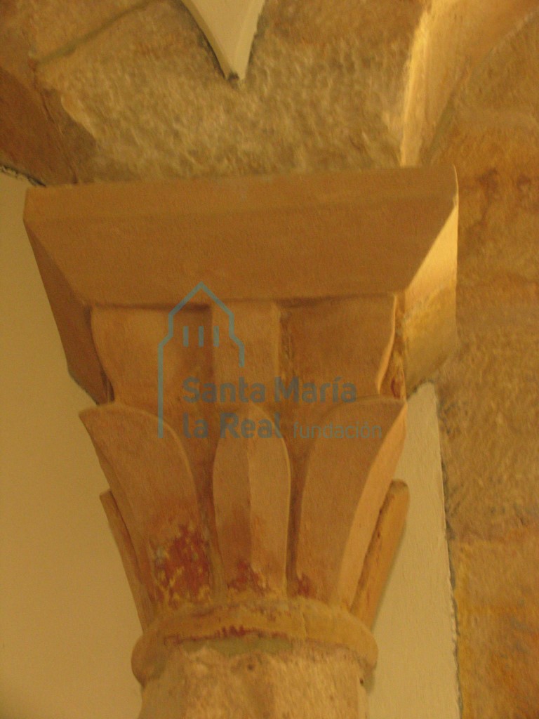 Capitel vegetal de la arquería de la cabecera Capitel vegetal de la arquería de la cabecera
