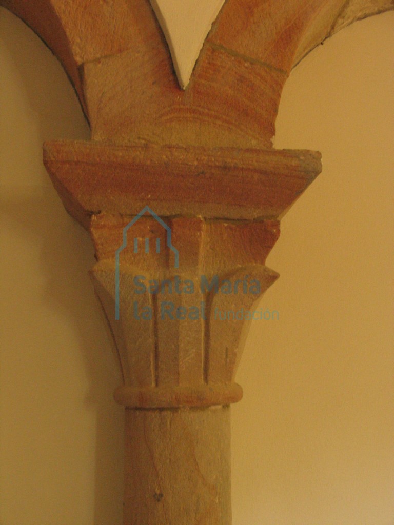Capitel vegetal de la arquería de la cabecera Capitel vegetal de la arquería de la cabecera