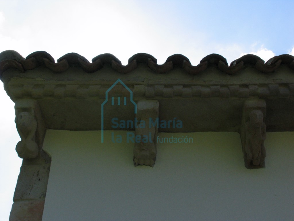 Detalle de la cornisa de la cabecera