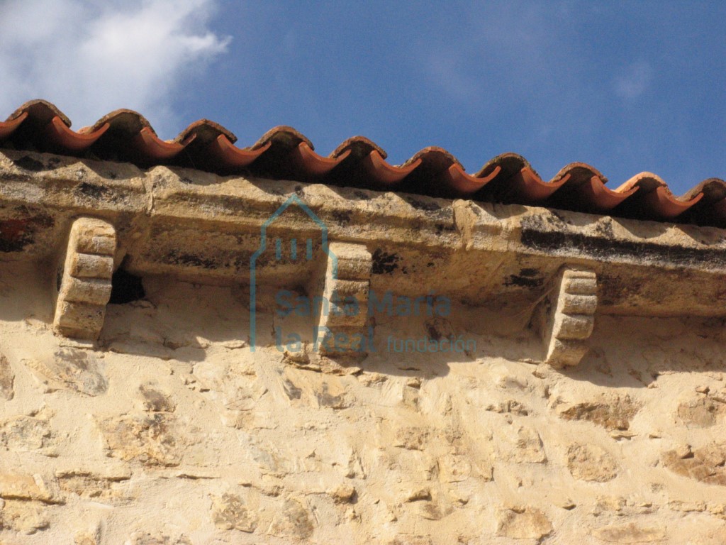 Canecillos de la cornisa de la nave decorados con modillones de lóbulos