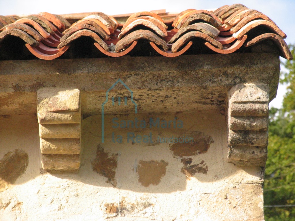 Canecillos de la cornisa decorados con modillones de lóbulos