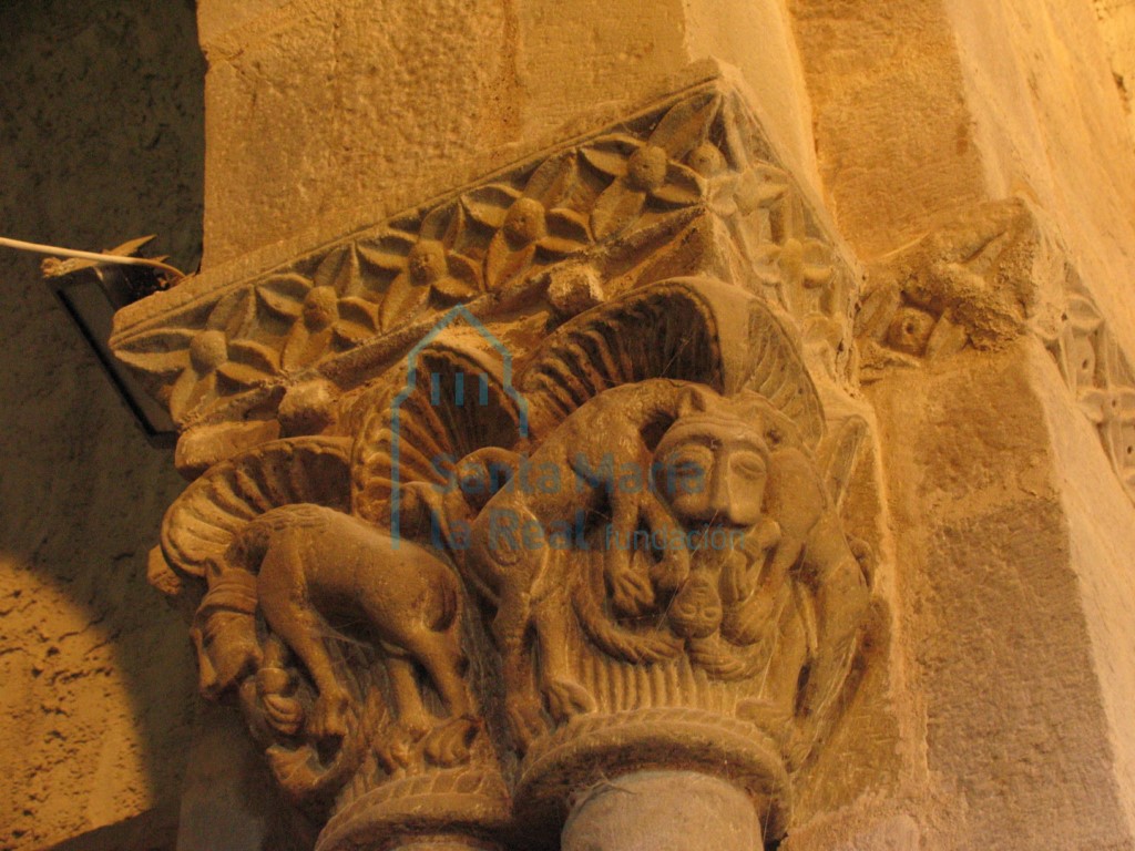 Capiteles del lado derecho del arco triunfal. Dos parejas de felinos unidos en una sola cabeza engullendo por las piernas a una figura humana