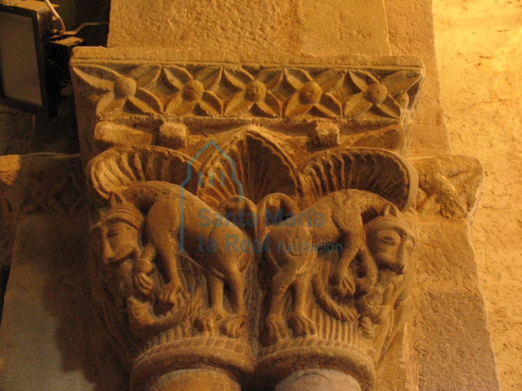 Capiteles del lado derecho del arco triunfal. Dos parejas de felinos unidos en una sola cabeza engullendo por las piernas a una figura humana Capiteles del lado derecho del arco triunfal. Dos parejas de felinos unidos en una sola cabeza engullendo por las piernas a una figura humana