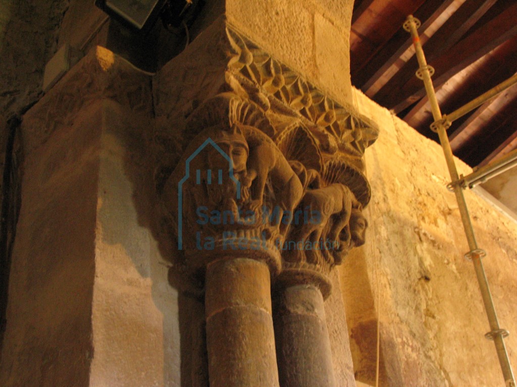 Capiteles del lado derecho del arco triunfal. Dos parejas de felinos unidos en una sola cabeza engullendo por las piernas a una figura humana