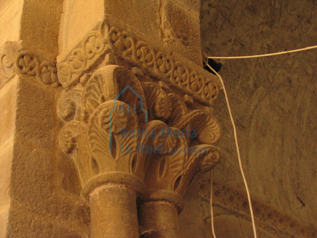 Capiteles del lado izquierdo del arco triunfal. Composición vegetal a base de hojas de acanto Capiteles del lado izquierdo del arco triunfal. Composición vegetal a base de hojas de acanto