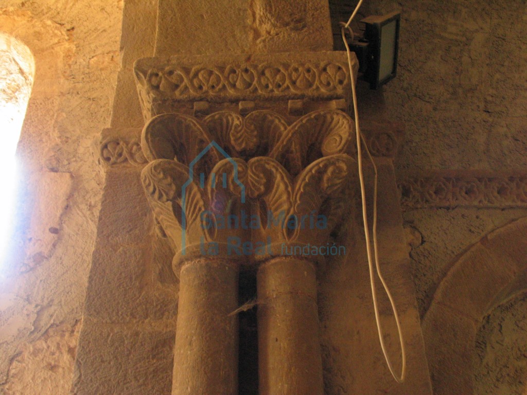 Capiteles del lado izquierdo del arco triunfal. Composición vegetal a base de hojas de acanto