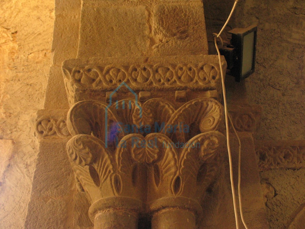 Capiteles del lado izquierdo del arco triunfal. Composición vegetal a base de hojas de acanto