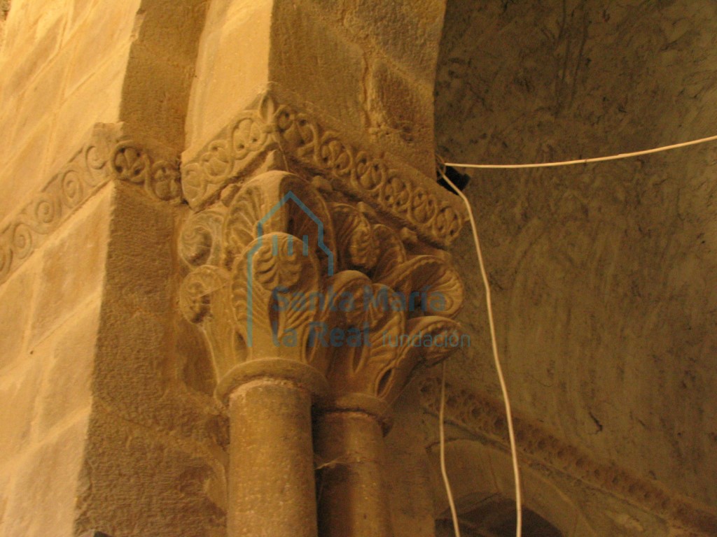 Capiteles del lado izquierdo del arco triunfal. Composición vegetal a base de hojas de acanto