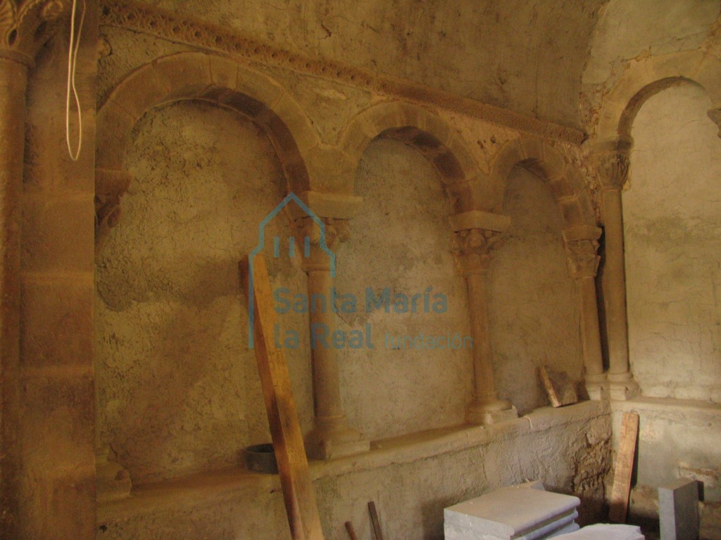 Arquería del lado izquierdo del interior de la cabecera