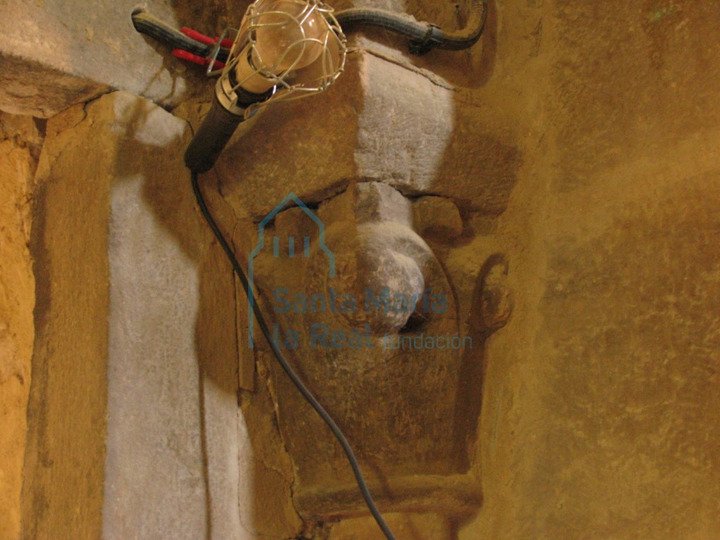 Capitel de la arquería del lado derecho del interior de la cabecera. Motivos vegetales