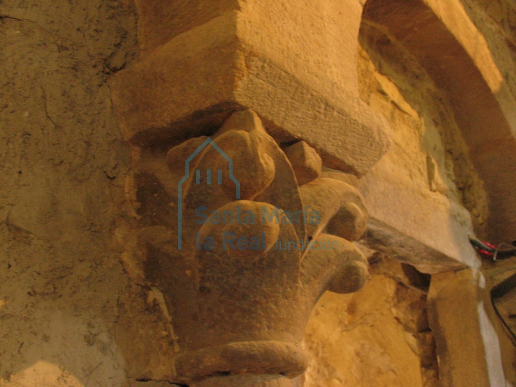 Capitel de la arquería del lado derecho del interior de la cabecera. Motivos vegetales