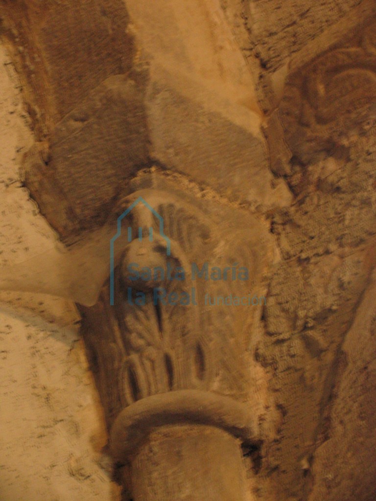 Capitel de la arquería frontal del interior de la cabecera. Motivos vegetales