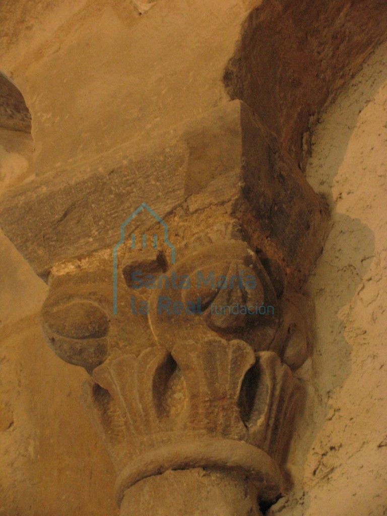 Capitel de la arquería frontal del interior de la cabecera. Motivos vegetales